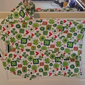 St.patriks scrub top. 2 pockets. 2 slites on hip area. Size Med. Gently used